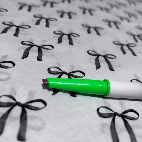 💄 FLYTE.70 — Chiseled Lip™ Lip Shaper in Fame - Picture 2 of 7